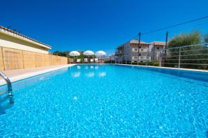 Bazén v ubytování Summertime Inn nebo v jeho okolí