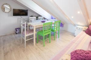 杜布罗夫尼克Gugilly Old Town Haven的厨房兼餐厅，配有桌椅