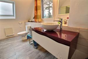 un baño con lavabo y un bol en una encimera en Chambres d'hôtes Air Marin, en Lannion 25 fotos más
