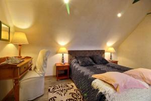 1 dormitorio con cama, escritorio y silla en Chambres d'hôtes Air Marin, en Lannion
