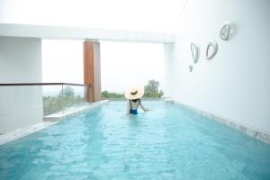Bazén v ubytování Veranda Pool Villas & Suite nebo v jeho okolí
