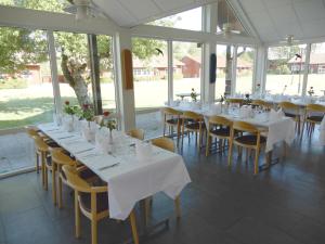 A restaurant or other place to eat at Valla Folkhögskola