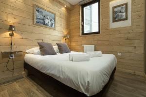 sypialnia z dużym łóżkiem i drewnianymi ścianami w obiekcie APARTMENT BEAUSITE - Alpes Travel - Central Chamonix - Sleeps 4 w Chamonix-Mont-Blanc