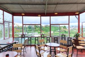 Đèn lồng homestay & coffee tesisinde bir restoran veya yemek mekanı