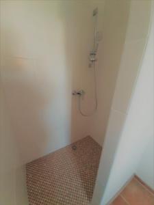 哈默爾恩的住宿－Ferienhaus Sonja，带淋浴的浴室,铺有瓷砖地板。