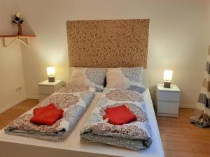 哈默爾恩的住宿－Ferienhaus Sonja，一间卧室配有一张大床和两个枕头