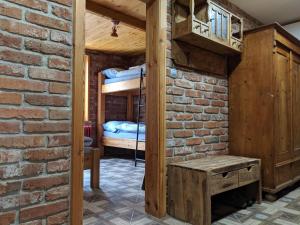 een kamer met 2 stapelbedden en een bakstenen muur bij Luxury Apartment in Sumava National Park in Nová Pec