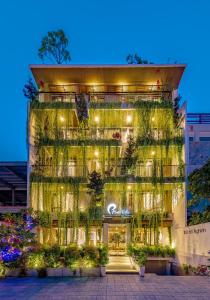 峴港的住宿－Ponte Boutique Da Nang，一座植物在建筑的一侧