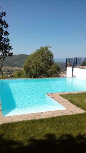 una gran piscina azul en el césped en Casa Rural El Mirador, en Guadalcanal