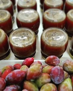una muestra de manzanas y miel en tarros en Podere684, en Grosseto