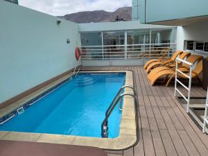 una piscina en la terraza de un crucero en Hotel Costa Pacifico - Suite, en Antofagasta