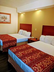 Postel nebo postele na pokoji v ubytování Jets Motor Inn