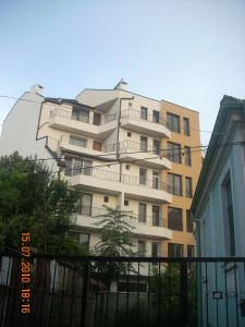 ein großes Gebäude mit Balkon auf der Seite in der Unterkunft Gran Via in Burgas City