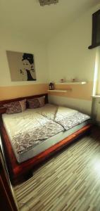 a bed in the corner of a bedroom at Villa Linde Franke in Bernburg