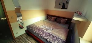 ベルンブルクにあるVilla Linde Frankeの小さなベッドルーム(ベッド1台、鏡付)