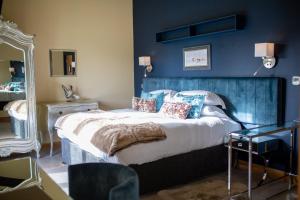 A bed or beds in a room at Frasers 
