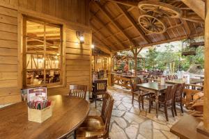 A restaurant or other place to eat at Hotel Hochsauerland by Center Parcs