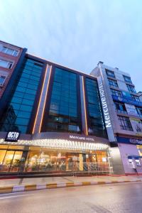 una tienda frente a un edificio de la ciudad de México en Mercure Istanbul Bakirkoy en Estambul