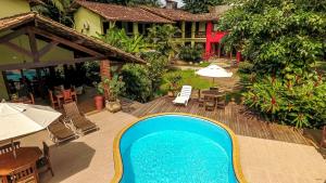 uma vista superior de uma piscina em frente a uma casa em Pousada Atlântica em Itacaré