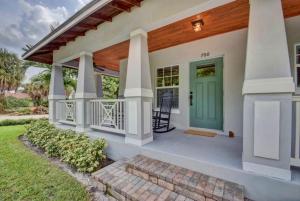 Casa con puerta verde y porche en Southern Comfort Great Location! Villa, en West Palm Beach