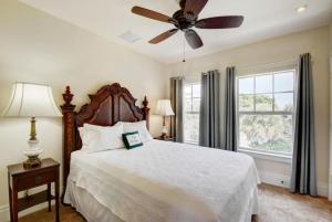 Un dormitorio con una cama y un ventilador de techo. en Southern Comfort Great Location! Villa, en West Palm Beach