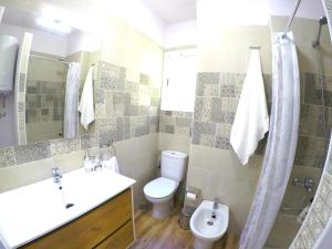 łazienka z toaletą i umywalką w obiekcie Nina Apartment w mieście San Andrés