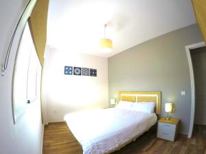 sypialnia z białym łóżkiem i oknem w obiekcie Nina Apartment w mieście San Andrés