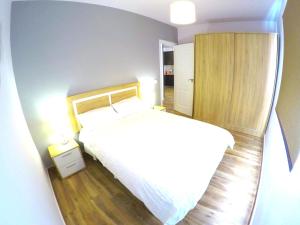 Łóżko lub łóżka w pokoju w obiekcie Nina Apartment