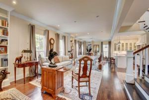 una sala de estar con un sofá y una mesa en Southern Comfort Great Location! Villa, en West Palm Beach