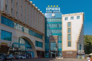 un edificio con un reloj al costado. en Prince Park Hotel, en Moscú