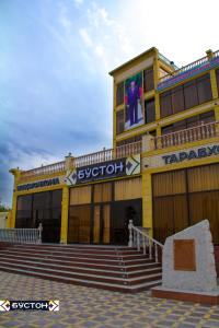 duży budynek ze schodami przed nim w obiekcie Hotel Buston w mieście Chkalovsk