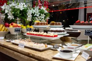 Makanan di atau di tempat lain dekat hotel