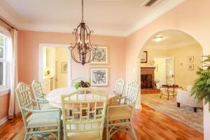 uma sala de jantar com mesa e cadeiras em Paradise Cottage Private Pool! Home em West Palm Beach