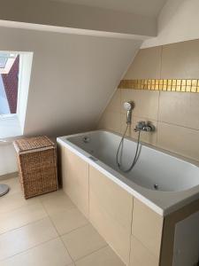 a bathroom with a bath tub in a room at Lindenau Inn in Leipzig