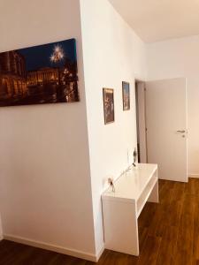 Zimmer mit einem weißen Tisch und einem Gemälde an der Wand in der Unterkunft Lund Home in Verona