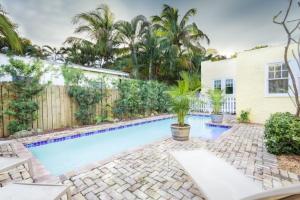 uma piscina no quintal de uma casa em Paradise Cottage Private Pool! Home em West Palm Beach