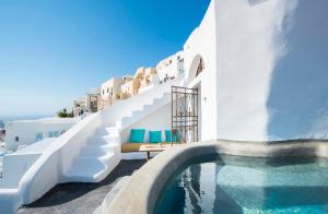 Bazén v ubytování Sophia Luxury Suites nebo v jeho okolí
