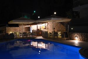 Bazén v ubytovaní Viaros Hotel Apartments alebo v jeho blízkosti