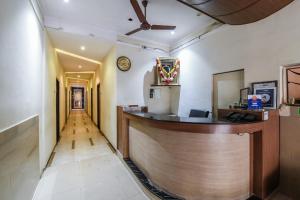 bar w korytarzu z zegarem na ścianie w obiekcie Hotel Lakshmi Residency w mieście Visakhapatnam