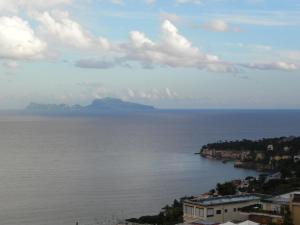 vistas al océano y a las montañas a lo lejos en B&B Dipintodiblu' en Nápoles