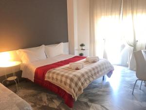 1 dormitorio con 1 cama con 2 toallas en MyRoom In Town, en Bérgamo