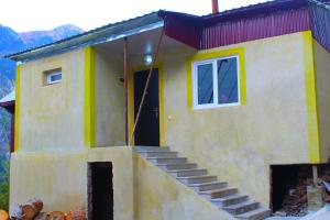 Bangunan di mana terletaknya rumah tamu ini