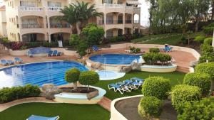  Elle offre une vue aérienne sur un hôtel doté d'une piscine. dans l'établissement Away but Home, à San Miguel de Abona