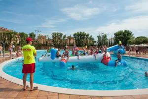 a group of people in a pool at a water park at Albatross Mobile Homes on Camping Playa Brava in Pals