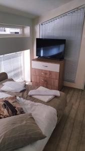 Cette chambre comprend 2 lits et une télévision à écran plat. dans l'établissement Къща Корона, à Varna
