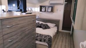 ein kleines Zimmer mit 2 Betten in einem Wohnwagen in der Unterkunft Къща Корона in Warna
