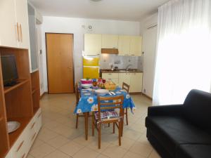 ビビオーネにあるAlbanella - Appartamentiのリビングルーム(テーブル付)、キッチン