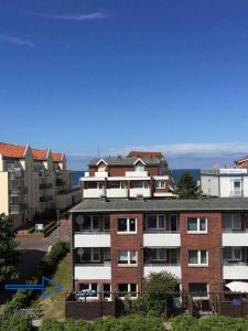 un gran edificio de ladrillo en una ciudad con edificios en Ferienwohnung Bunte Kuh Wangerooge en Wangerooge