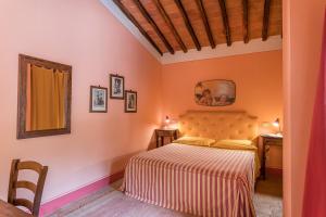 1 dormitorio con cama, mesa y espejo en Agriturismo Etrusco, en Murlo