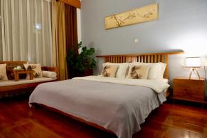 Rúm í herbergi á Dali Yunxi Boutique Inn